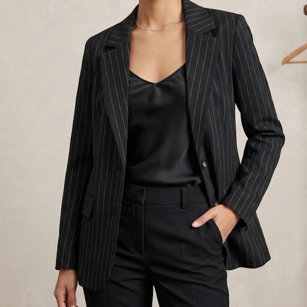 229. NWOT! Tullea Black and White Pinstripe Blazer | Large